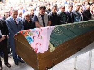 Oğlu tarafından başı kesilerek öldürülen kadın toprağa verildi