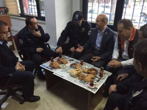 Ahmet Sorgun polislerle çay simit eşliğinde sohbette