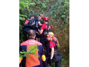 Bursa'da kayalıklarda mahsur kalan öğrenciler kurtarıldı