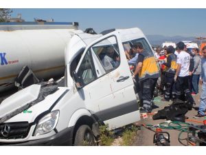 Yolcu minibüsü tankere çarptı: 3 ölü, 11 yaralı