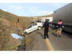 Ardahan'da otomobil şarampole devrildi: 1 ölü, 2 yaralı