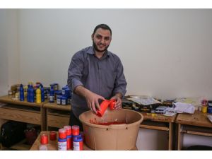 Gazzeli ressam "abluka" sebebiyle kendi boyasını üretiyor