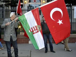 Türkiye'nin Budapeşte Büyükelçiliği önünde nöbet