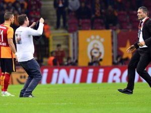 Sahaya giren Galatasaray taraftarı, o anları anlattı