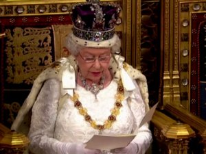 İngiliz Parlamentosu'nu kraliçe açtı