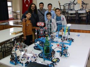 Köy okulunda robot fuarı