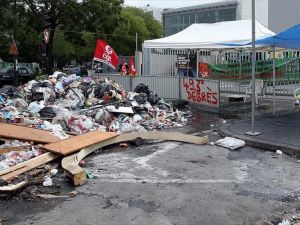 Fransa'da çöp yığınları oluşmaya başladı