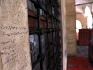 Asırlık duvar yazıları geçmişin izlerini geleceğe taşıyor