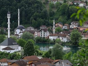 Bosna'nın 'ada camisi' manzarasıyla büyülüyor