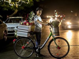 Gazze'nin bisikletli 'gül satıcıları'