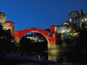 Mostar Köprüsü kırmızı beyaz renklere büründü