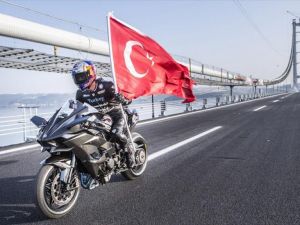 Kenan Sofuoğlu, Osmangazi Köprüsü'nden 'hızlı' geçti