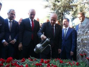 MHP Genel Başkanı Bahçeli Türkeş'in mezarını ziyaret etti