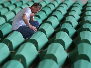 Srebrenitsa kurbanlarının tabutları Potoçari Şehitliğinde
