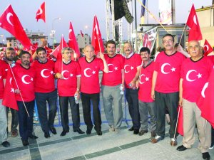 Başkan Karamercan, Birlik yöneticileri ve ekibi ile demokrasi yürüyüşünde