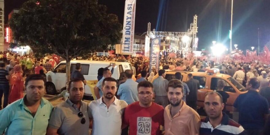 Murat Uluırgı dostları ile Demokrasi nöbetinde