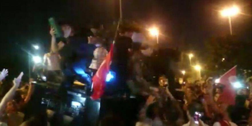 Polis Kur'an-ı Kerim'i Öpünce Vatandaş İkna Oldu