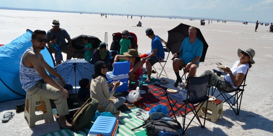 Nijeryalı turistler Tuz Gölü’nde piknik yaptı