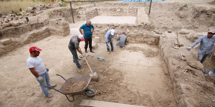 Yonca tarlasında çıkan bin 400 yıllık mozaik koruma altına alındı