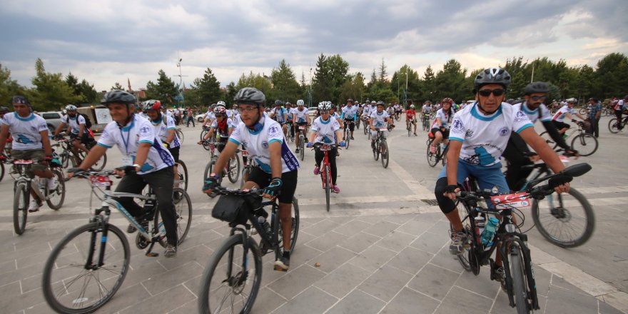 Bisikletseverler Beyşehir Gölü etrafında pedal çevirdi