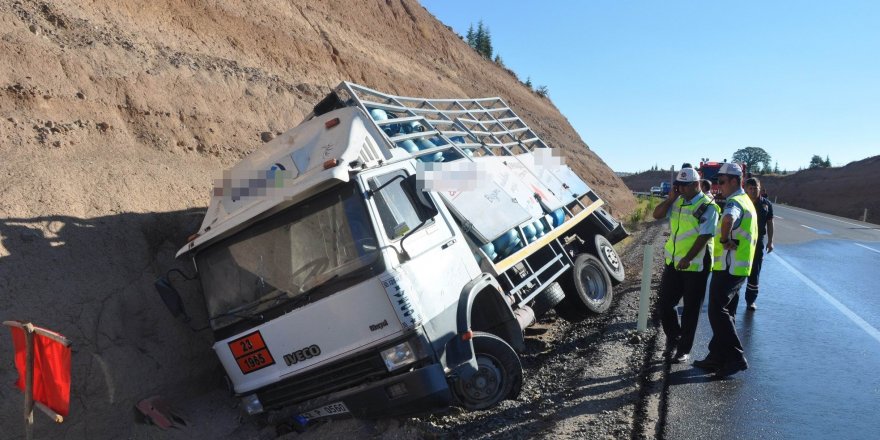 Tüp yüklü kamyonet kaza yaptı: 1 yaralı