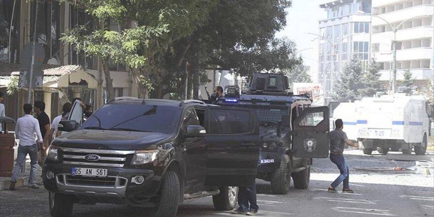 Van'da Ak Parti İl Başkanlığı İle Valilik Arasındaki Alanda Patlama