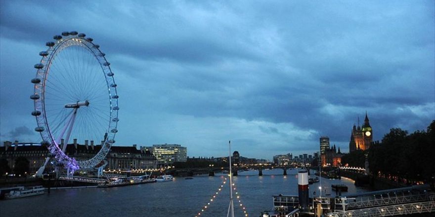 Londra'da Dönme Dolapta Yüzlerce Kişi Mahsur Kaldı