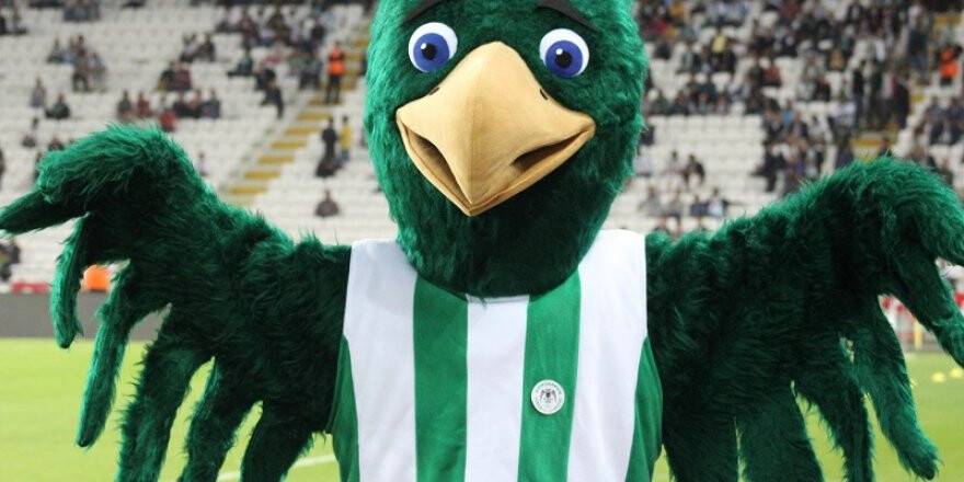 Sevimli maskot yeşil sahada