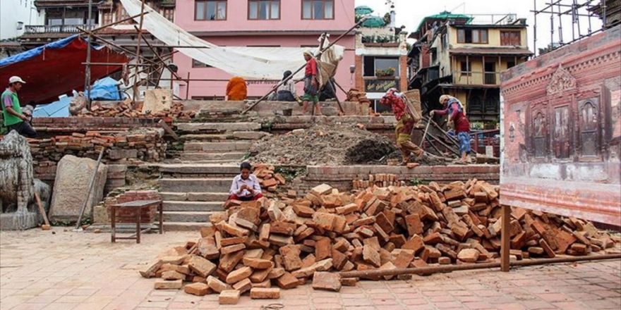 Nepal Depremin İzlerinin Silinmesini Bekliyor