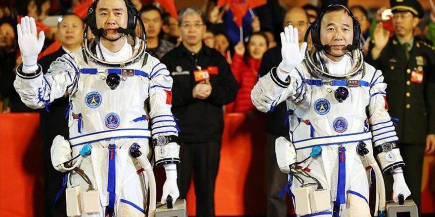 Çinli Astronotlar Uzay İstasyonunda