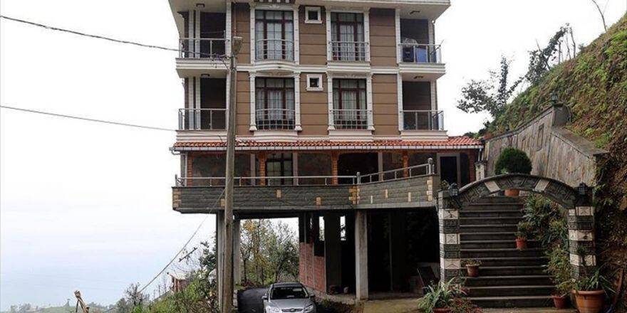 3 Katlı Binayı Yolun Üzerine Yaptı