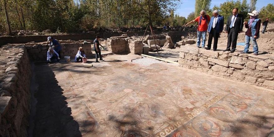 'Mozaik Tarlası'nda Bin 500 Yıllık Sikke Bulundu