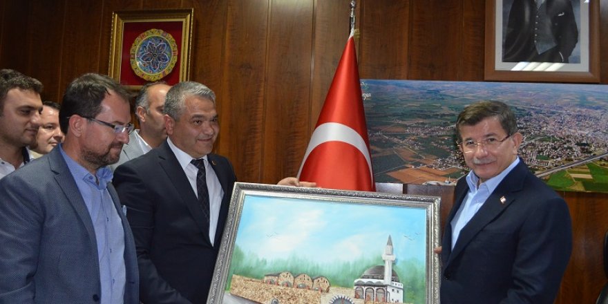 Eski Başbakan Davutoğlu, Ilgın Belediyesini ziyaret etti