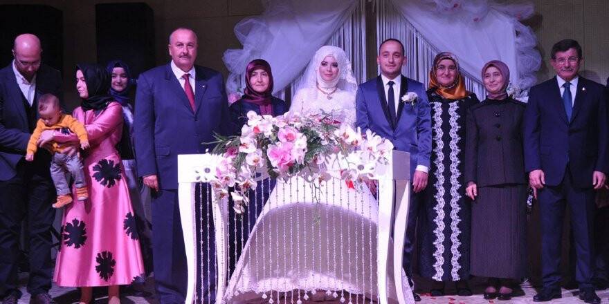 Sümeyra ve Seyit’in nikahına Davutoğlu şahitlik etti
