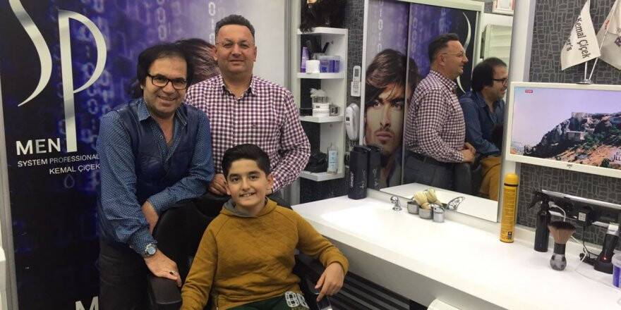 Batuhan Buğra ve babası Mehmet Yeşilyurt Kuaför Kemal Çiçek’te