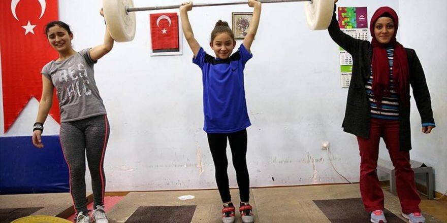 Halterci Kız Kardeşlerin Örnek Dayanışması