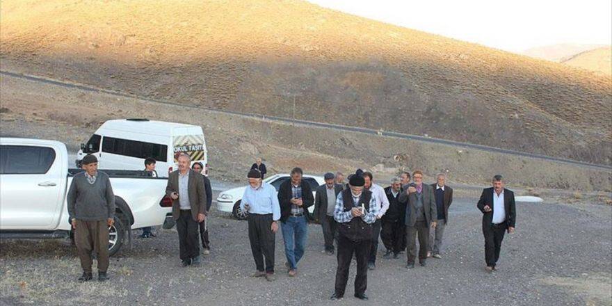 Cep Telefonuyla Konuşmak İçin 20 Yıldır Tepeye Çıkıyorlar