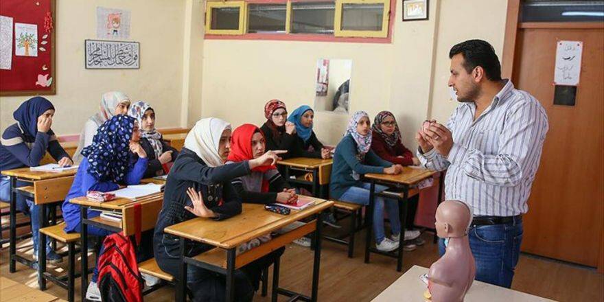 Suriyeli Cerrah İzmir'de Öğretmenlik Yapıyor