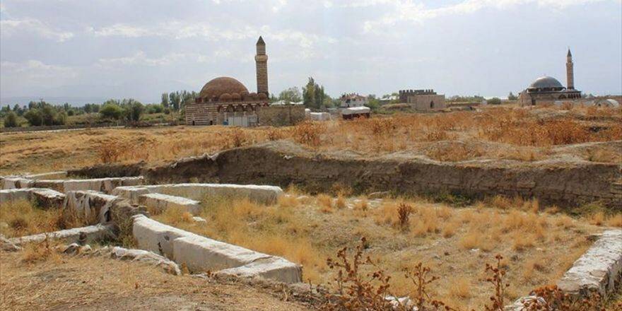 Eski Van Şehrinde 'Kamu Binaları' Gün Yüzüne Çıkarıldı