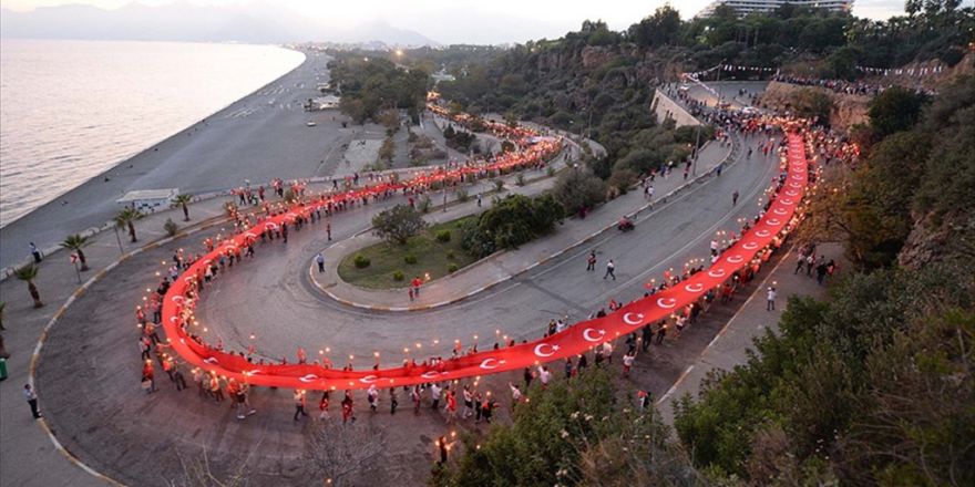 Fener Alayında 300 Metrelik Türk Bayrağı Açıldı