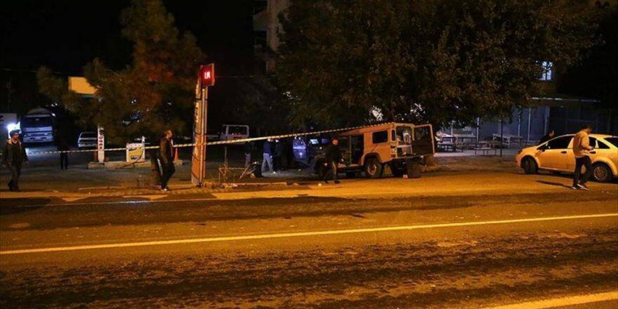 Diyarbakır'da Saldırı Düzenleyen 1 Terörist Etkisiz Hale Getirildi, 2 Terörist Yakalandı