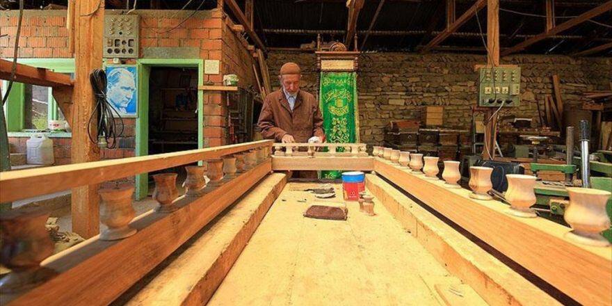 Hayır İçin Camilere Minber Yapıyor