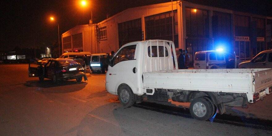 Kamyonet otomobile arkadan çarptı