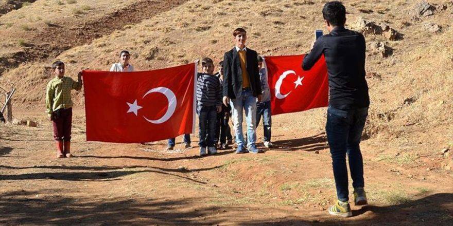 Darbe Girişiminin Filmini Cep Telefonu İle Çekiyorlar