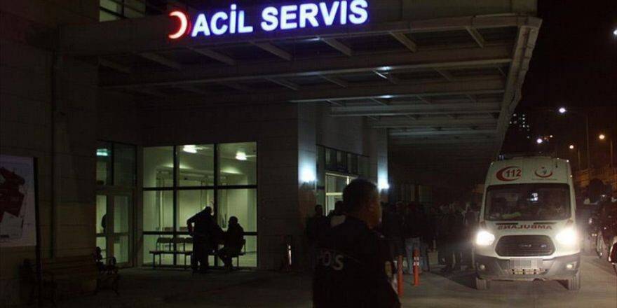 Van'da Askeri Araç Devrildi