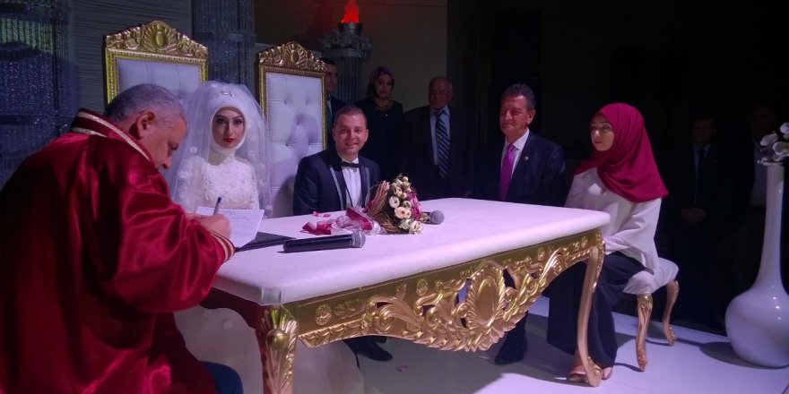 Sümeyra ve İbrahim’in nikah şahitliğini Hüsnü Bozkurt yaptı