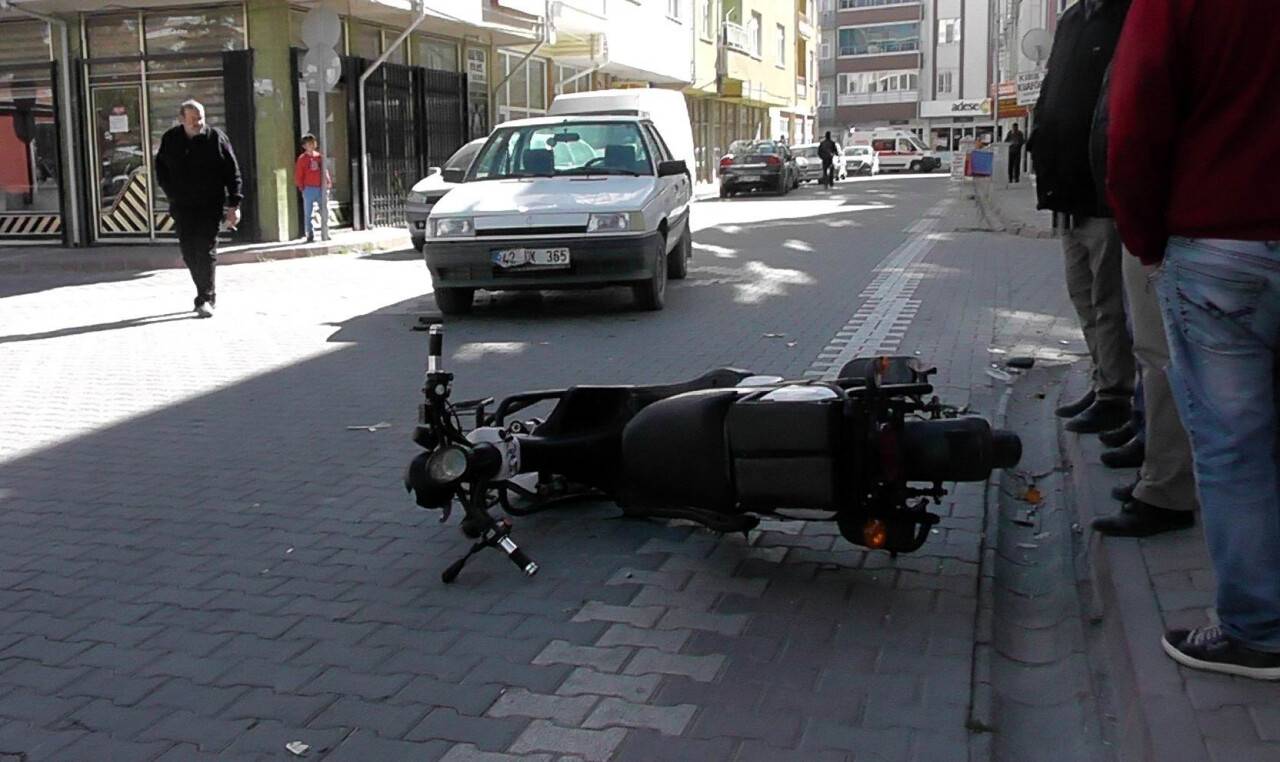 OTOMOBİL İLE MOTOSİKLET ÇARPIŞTI: 1 YARALI