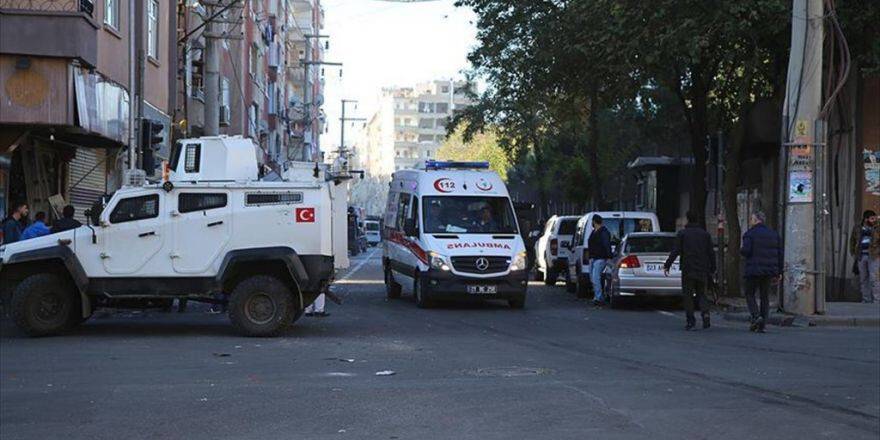 Diyarbakır'da Bomba Yüklü Araçla Saldırı: 2'si Polis 8 Şehit