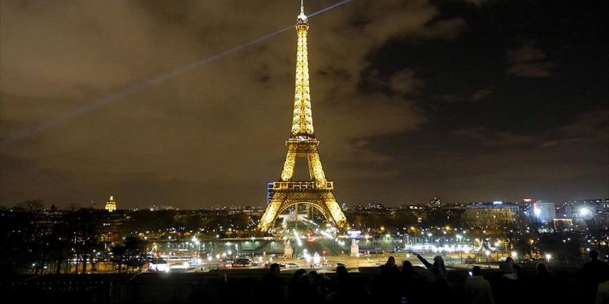 Paris'e Gelen Turist Sayısı Terör Nedeniyle 1,8 Kişi Milyon Azaldı