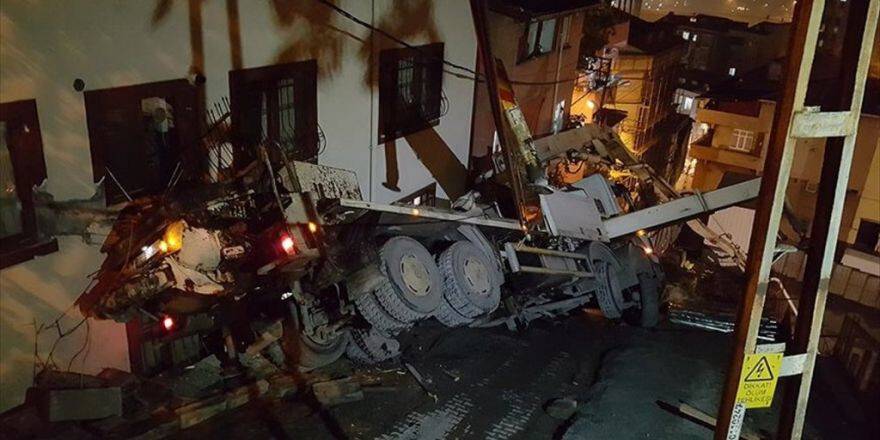 Devrilen Beton Pompası Paniğe Neden Oldu